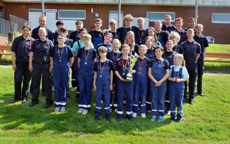 Mehr über den Artikel erfahren 🏆 Stadtpokal der Jugendfeuerwehr Porta Westfalica – Holzhausen holt den Pokal! 🚒🏆