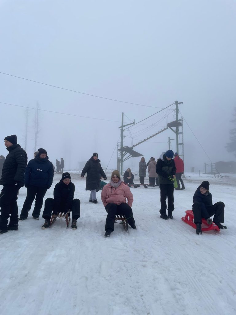 Mehr über den Artikel erfahren 🛷 Rodelspaß im Harz: Jugendfeuerwehr Holzhausen erlebt einen actionreichen Wintertag